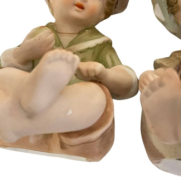 Vintage Pair Bisque Piano Babies Boy Girl Wearing Hats Figurines 4 1/2" x 2" - Picture 10 of 16